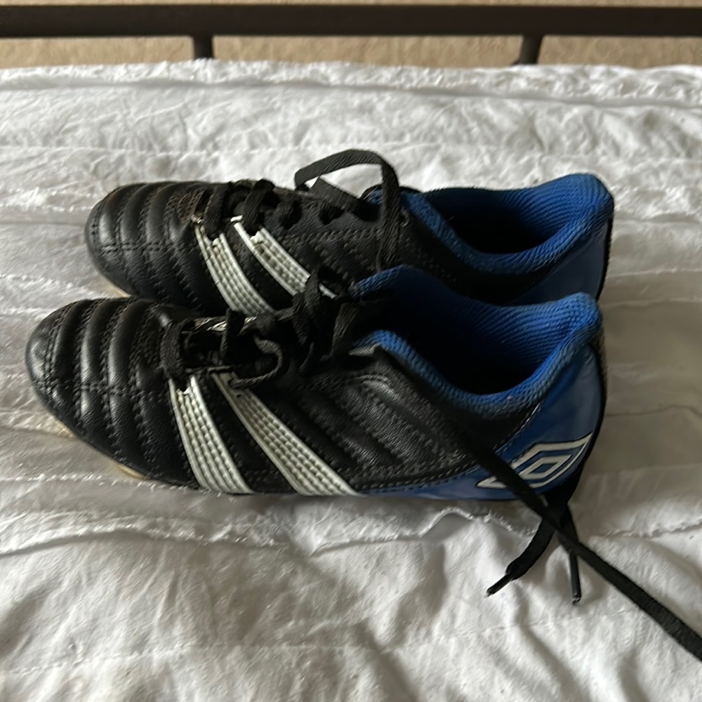 Boys Umbro Black and Blue Soccer Cleats Size 13